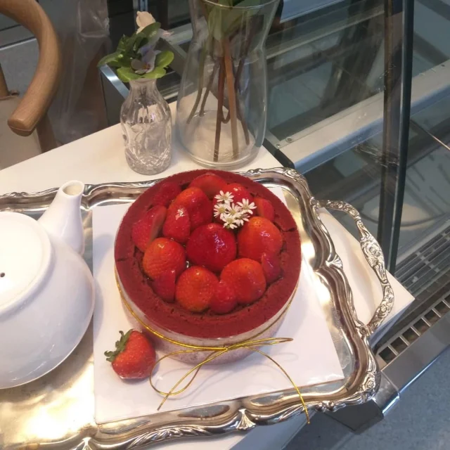 #redvelvetสูตรlight เป็นเค้กที่ขายดีตลอดกาลจริงๆค่ะ ตัวครีมชีสมีความมันนัวร์ อมเปรี้ยวนิดๆ และมีเยลลี่เบอร์รี่ที่หนุบหนับสอดไส้ตรงกลาง เมื่อทานรวมกันทั้งหมดรสชาติอร่อยเข้ากันมากๆ เลยจ้า สั่งเค้กล่วงหน้า 2-3 วันนะคะ ที่เว็บไซต์ www.119mori.com