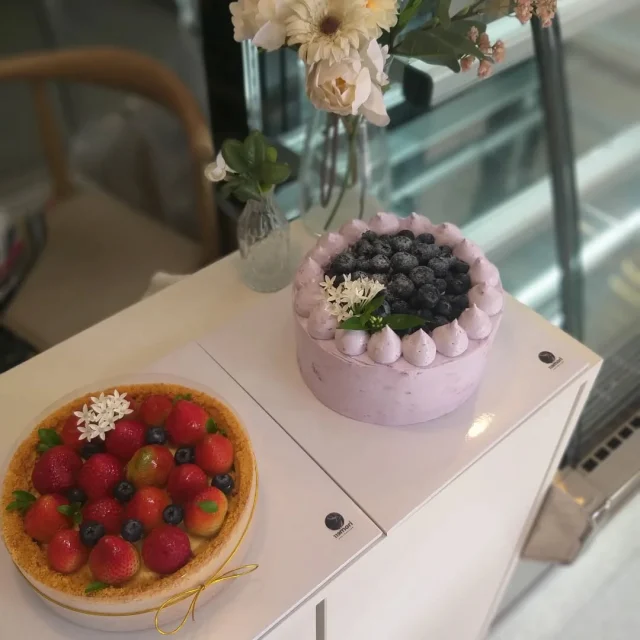 #newyokcheesecake แบบนุ่ม รสละมุนทานคู่กับสตรอเบอร์รี่เข้ากันดีมากๆ ค่ะ อีกตัวคือ #เค้กช็อคโกแลตบลูเบอร์รี่ครีมสด ตกแต่งด้วยบลูเบอร์รี่สดแบบตู๊มๆ ไปเลยจ้า สั่งเค้กล่วงหน้า 2-3 วันนะคะ ที่เว็บไซต์ www.119mori.com